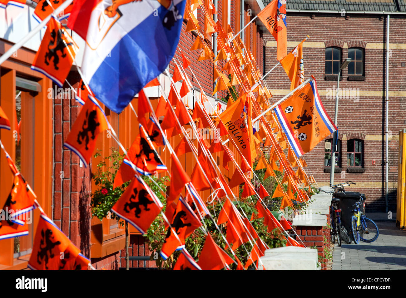 Häuser mit niederländischen Fußball-Team-Flaggen während der WM, Niederlande Stockfoto