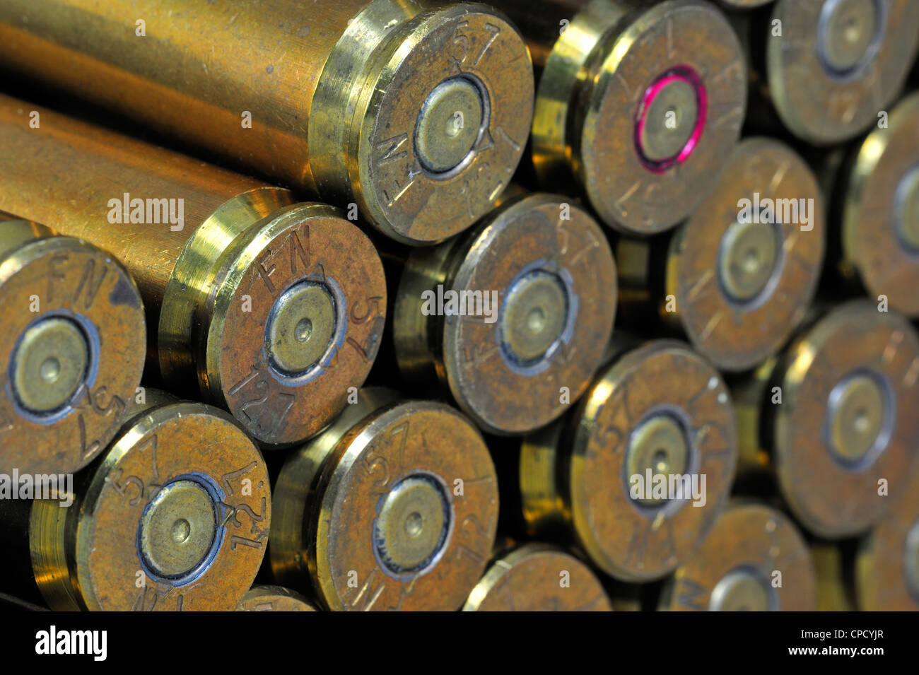 Primer der M2 Browning.50 Kaliber Maschinengewehr Patronen in Munition Gürtel von FN Herstal Waffenfabrik in Belgien Stockfoto