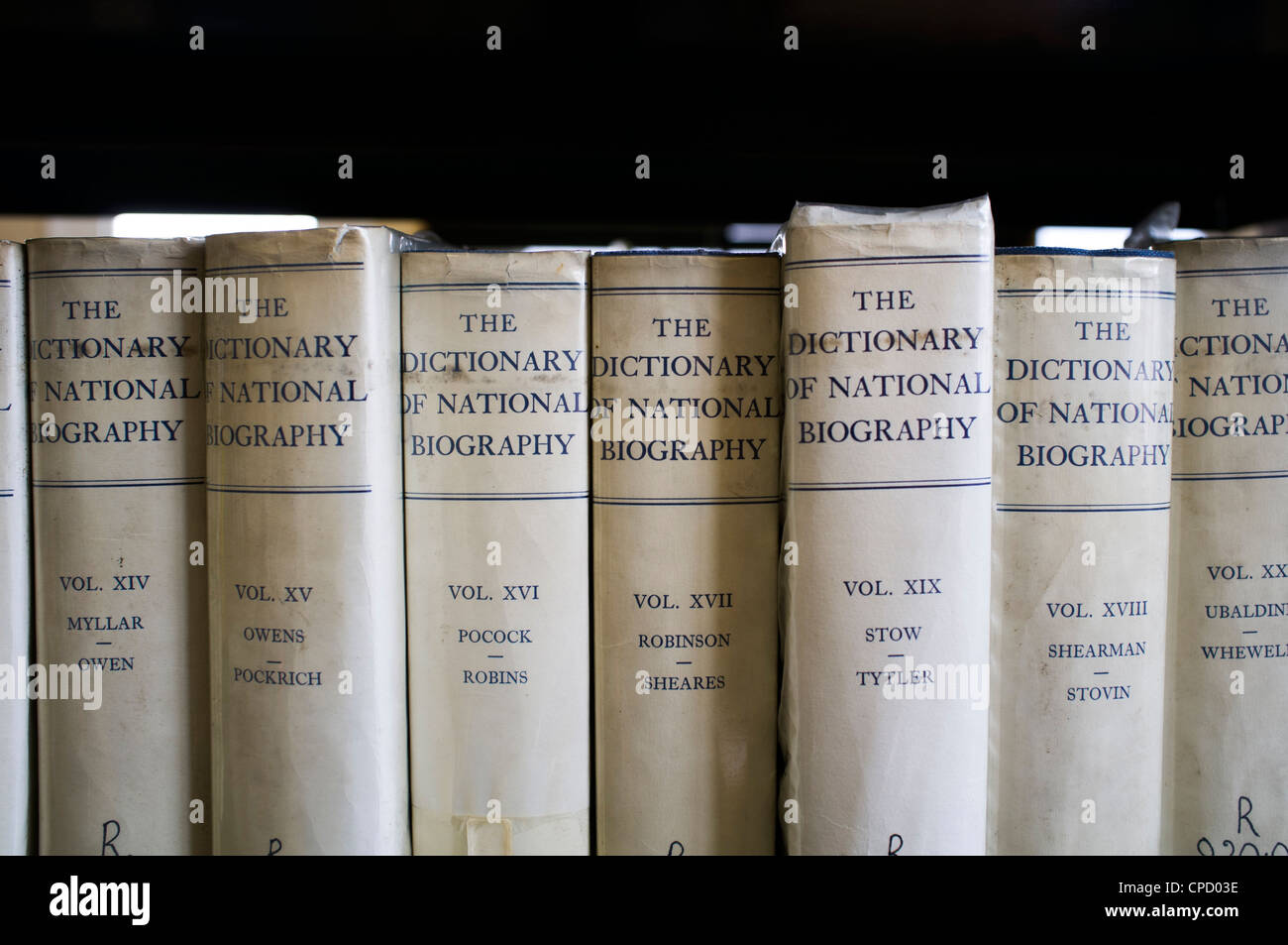 Kopien des Dictionary of National Biography Bücher im Abschnitt "Reference" eine öffentliche Bibliothek, UK Stockfoto