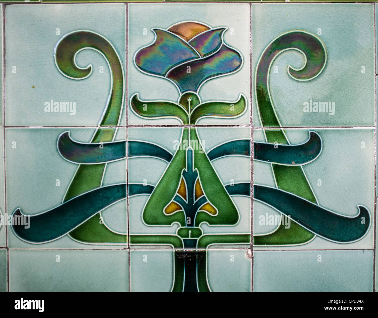 Reich verzierte Grüne Art-deco-keramische Wandfliesen, UK Stockfoto