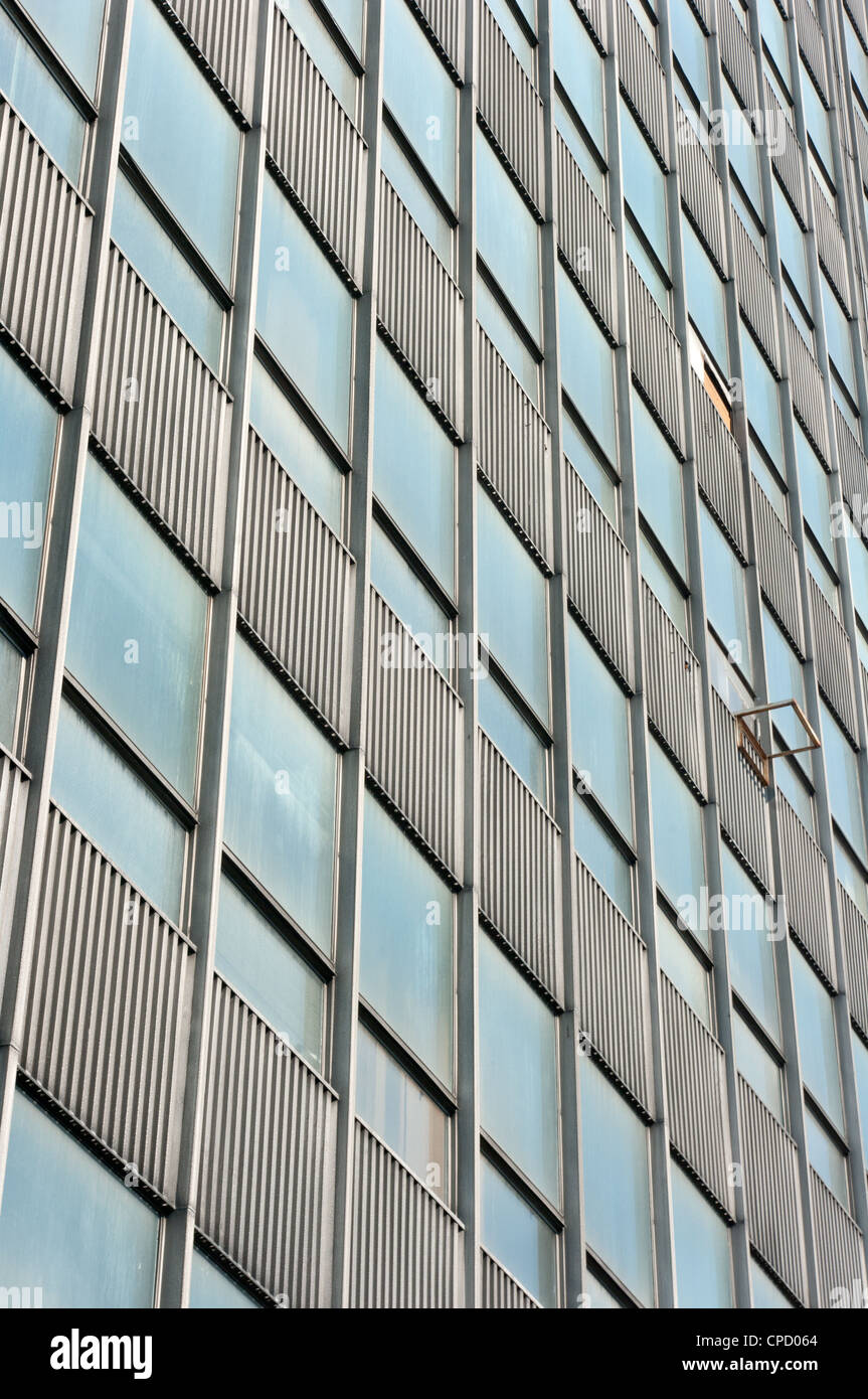 Windows in einem Hochhaus. Stockfoto