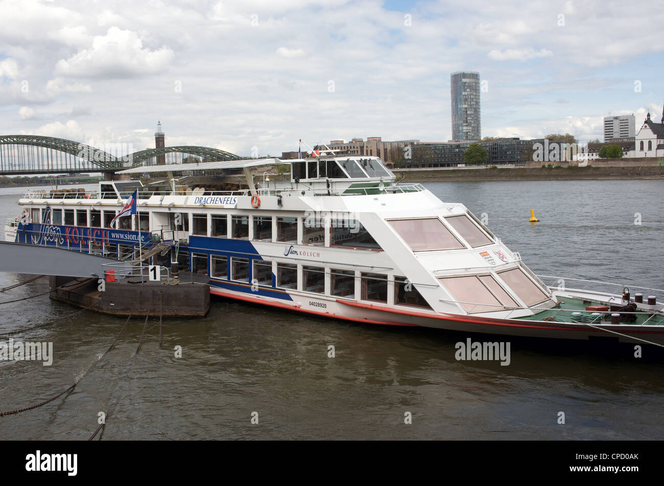 Fluss Rhein Kreuzer die Segel zwischen Köln und Düsseldorf, Köln, Deutschland. Stockfoto