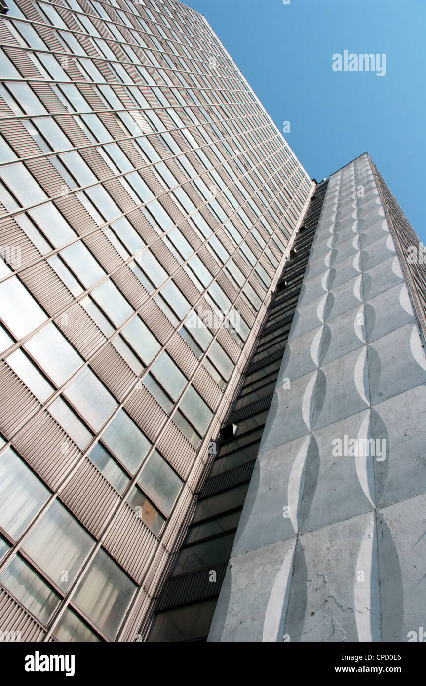 Hoch moderne Gebäude gegen den blauen Himmel. Stockfoto