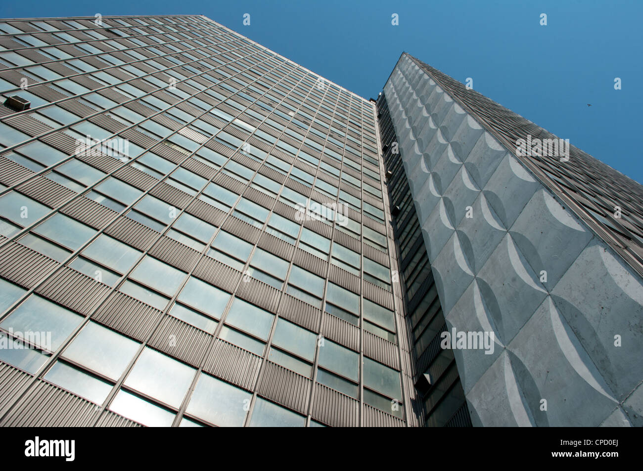 Hoch moderne Gebäude gegen den blauen Himmel. Stockfoto