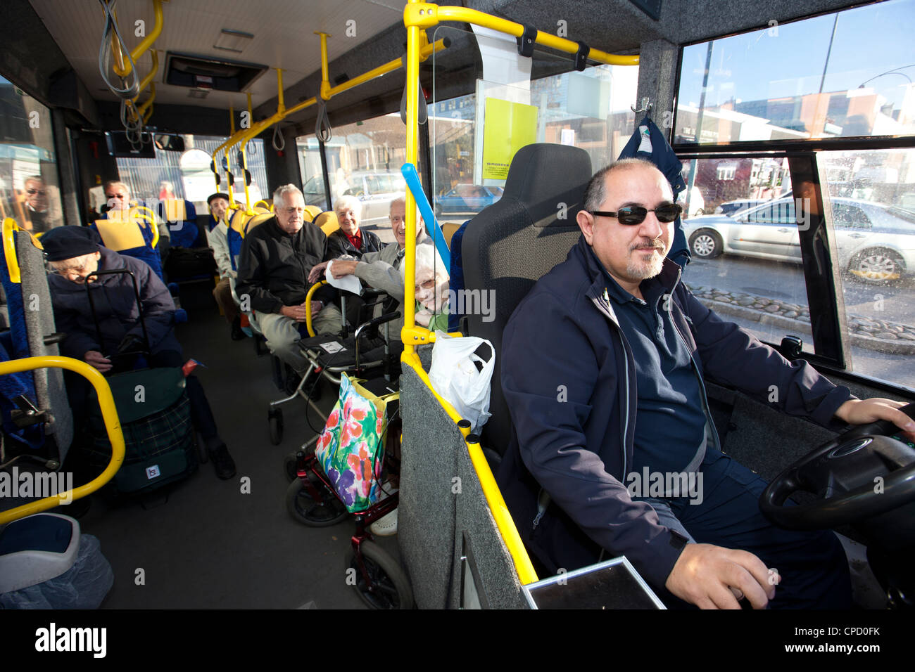 Busfahrer mit Passagieren Stockfoto