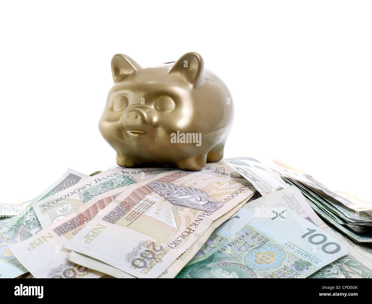 Goldene Sparschwein auf Haufen von polnischer Zloty Banknoten über weißem Hintergrund platziert Stockfoto