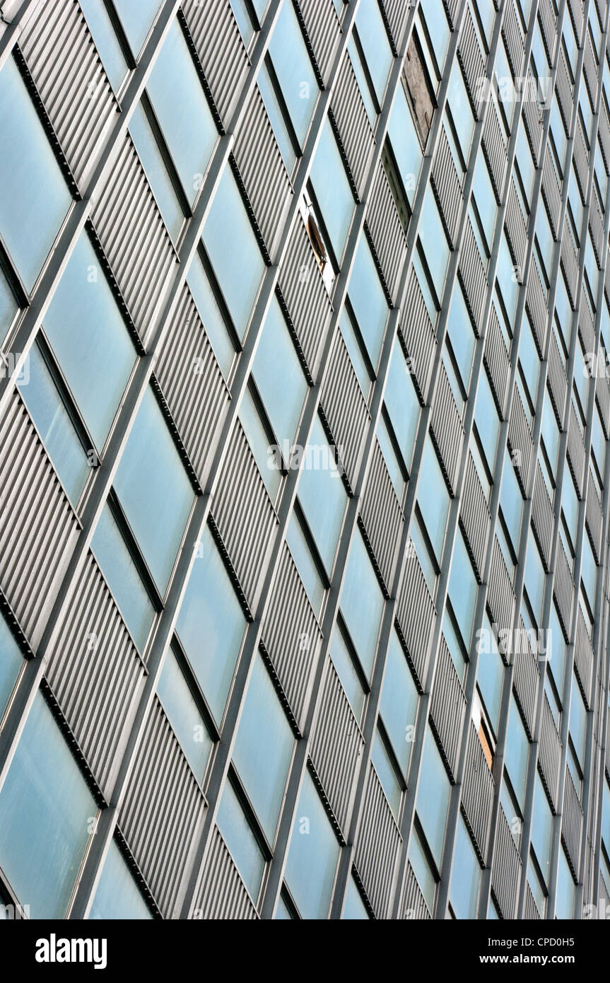 Windows in einem Hochhaus. Stockfoto
