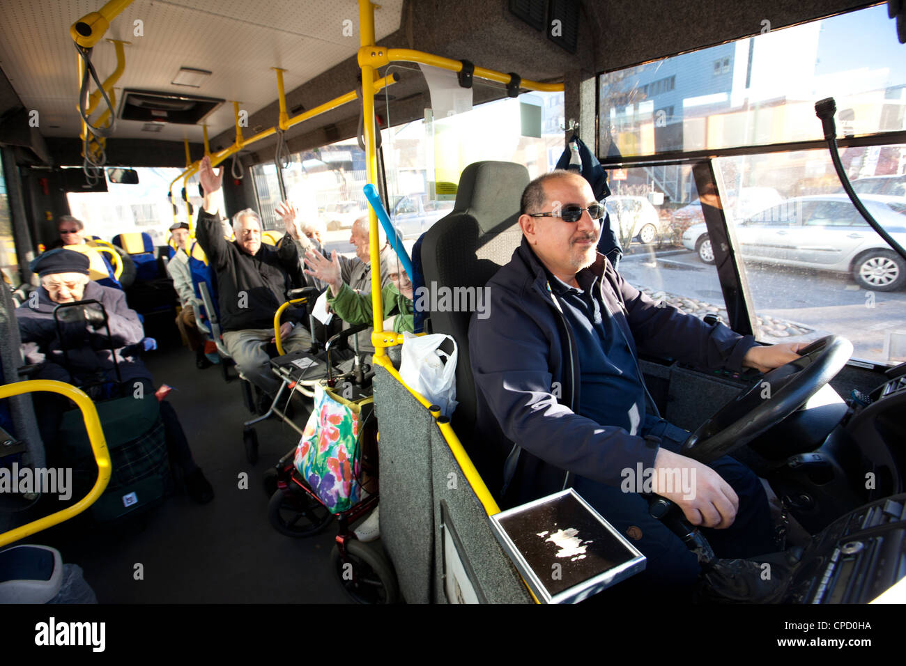 Busfahrer mit Passagieren Stockfoto