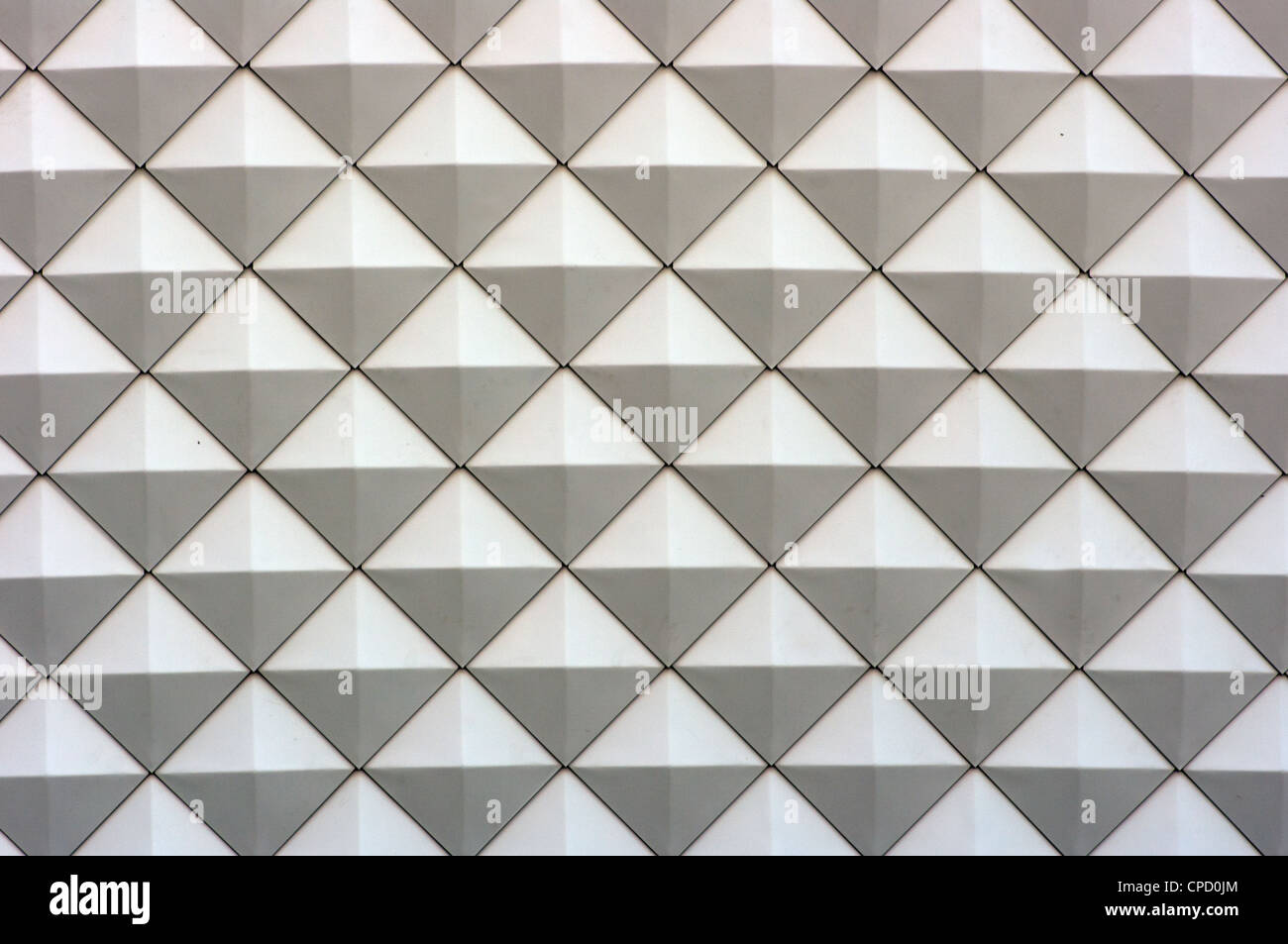 Moderne Architektur, bestehend aus Quadraten und Dreiecken. Stockfoto