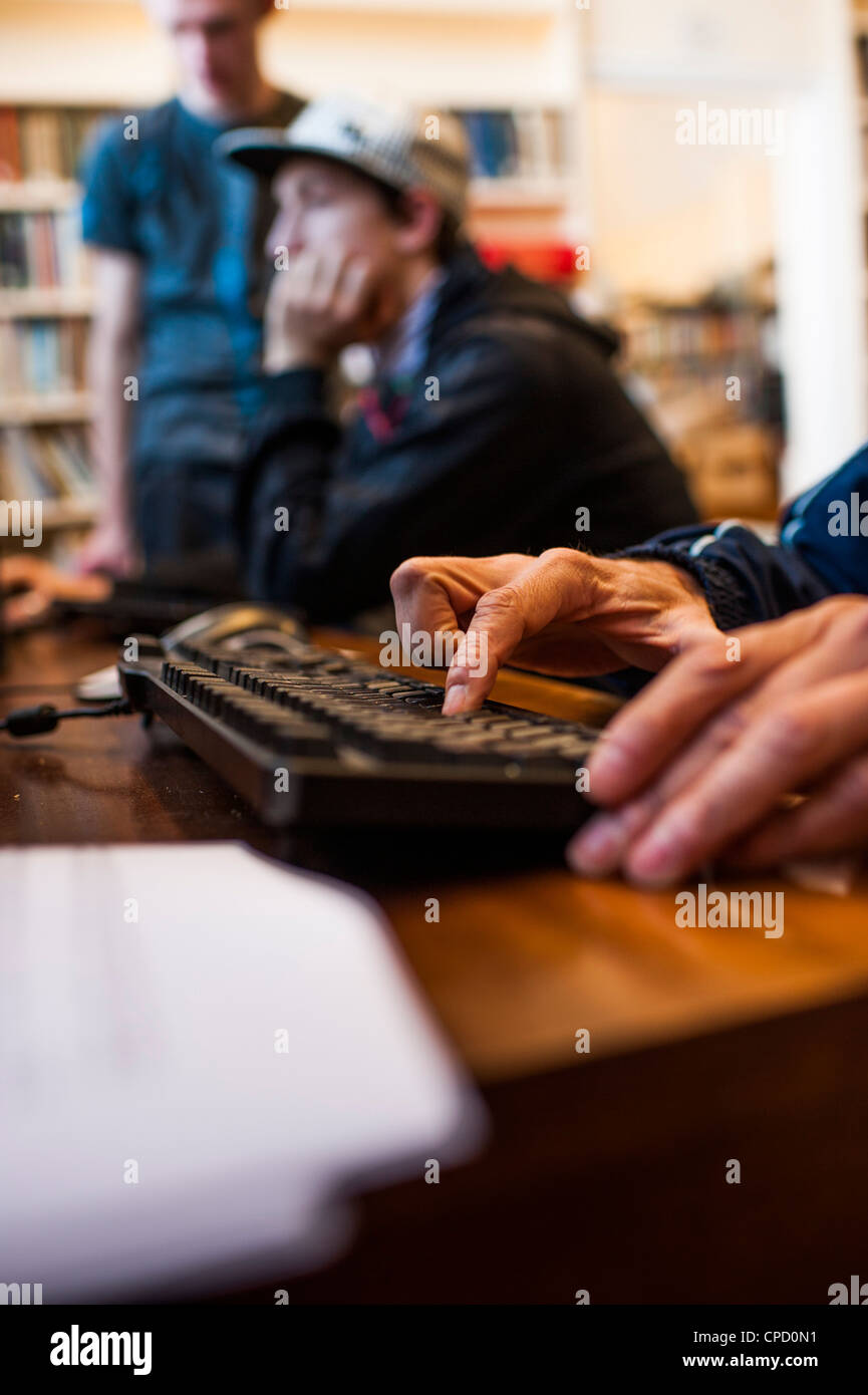 Menschen mit Computern in der alten Aberystwyth Carnegie finanzierten öffentlichen Leihbibliothek, Wales UK Stockfoto