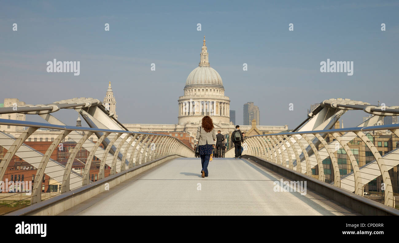 Ein Mädchen über die Millennium Bridge, London, England. Stockfoto