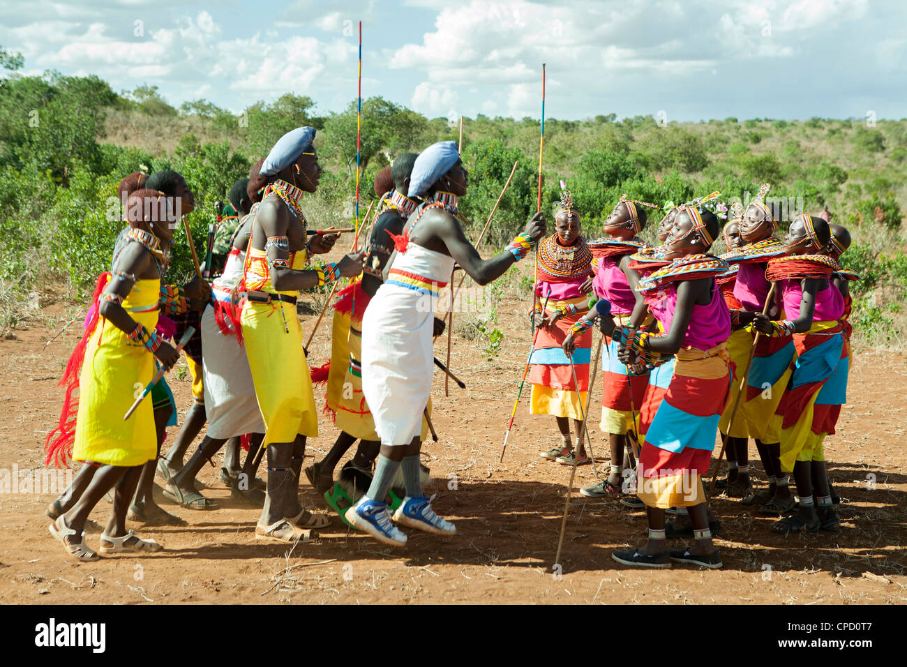 Samburu Masai Krieger Männer und Frauen in traditionellen Samburu Masai tanzen springen Stockfoto
