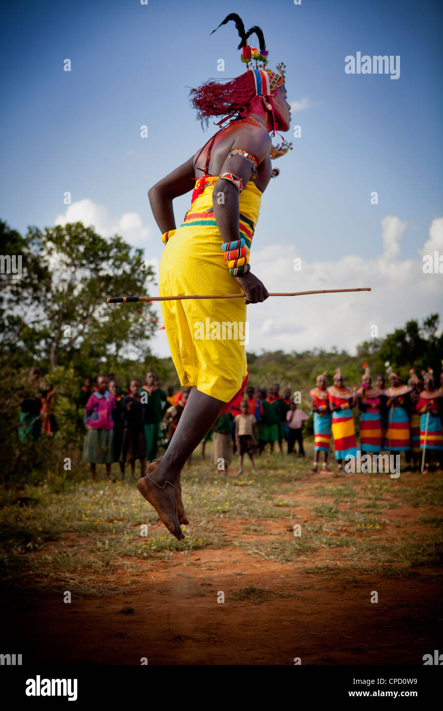 Samburu Masai Krieger springen in einem traditionellen Samburu Masai-Tanz Stockfoto