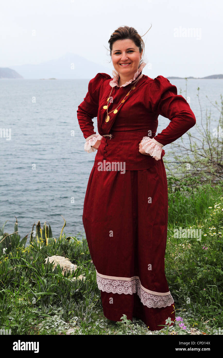 Eine Frau trägt eine Kostüm traditionelle Hochzeit auf der Insel Ammouliani, Griechenland. Stockfoto