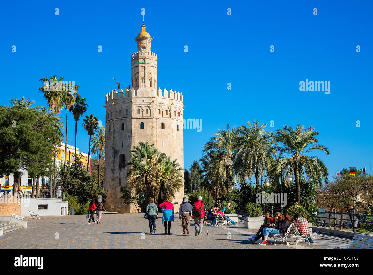 Spanien, Andalusien, Sevilla, Torre del Oro am Wasser Stockfoto
