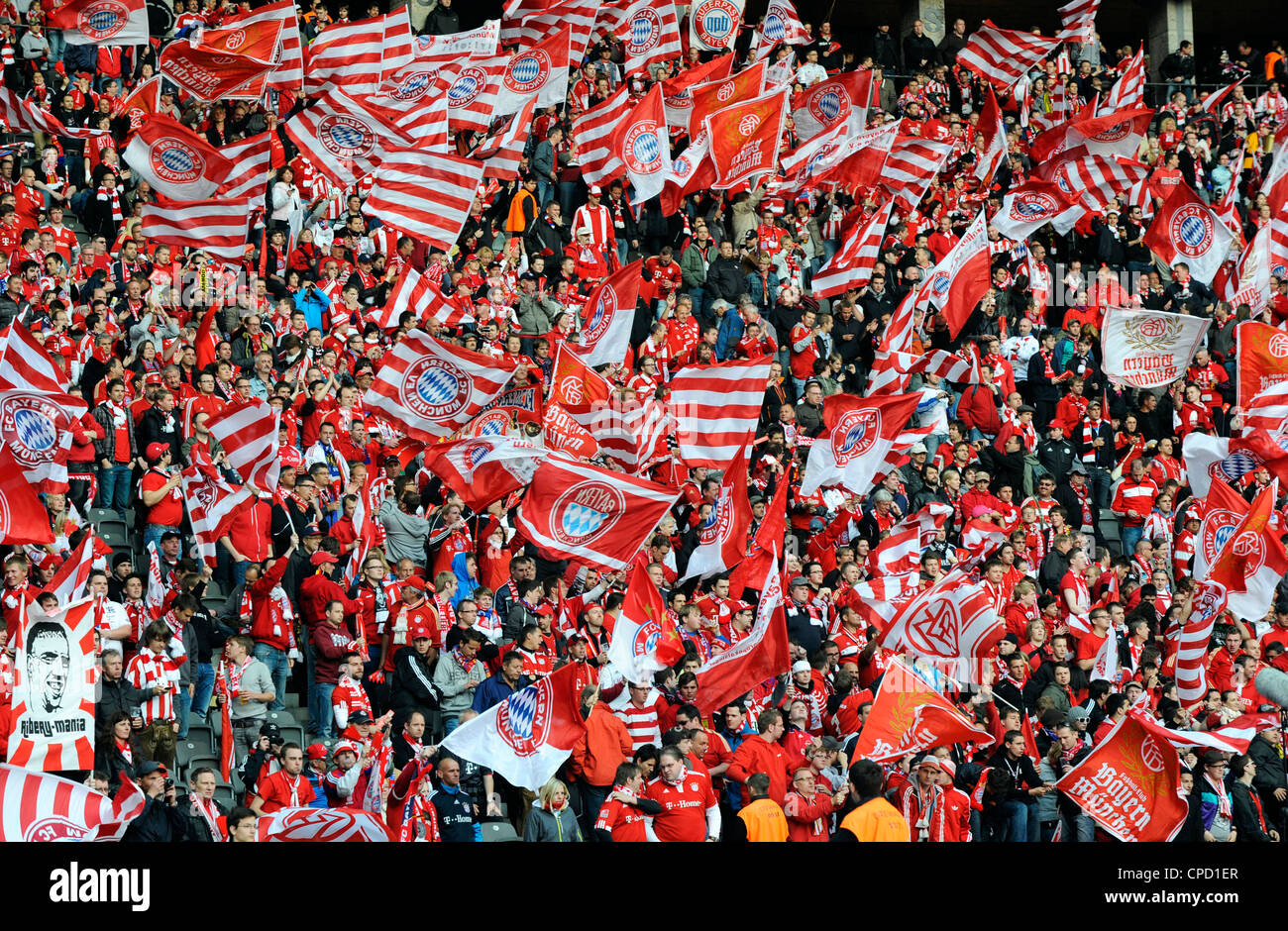 Anhänger des FC Bayern Muenchen mit Fahnen, während im deutschen Pokalfinale im Berliner Olympia-Stadion. Stockfoto