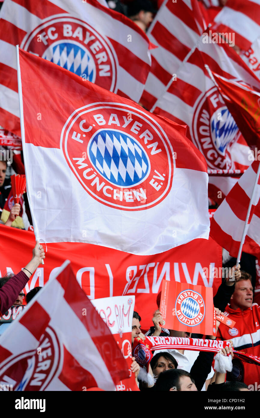 Anhänger des FC Bayern Muenchen mit Fahnen, während im deutschen Pokalfinale im Berliner Olympia-Stadion. Stockfoto