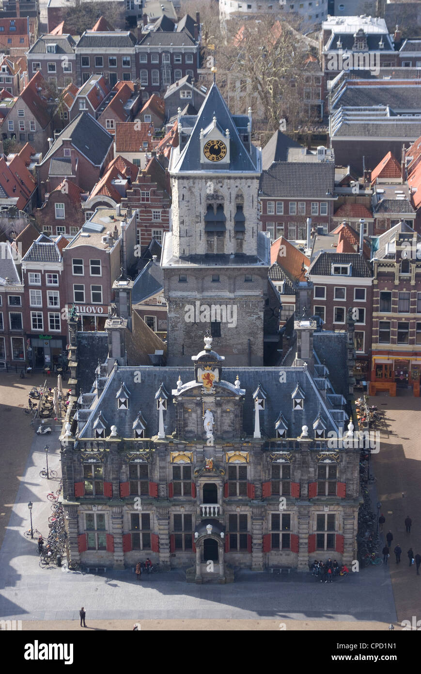 Blick über die Stadt und das Stadhuis von der Aussichtsplattform der Nieuwe Kerk (neue Kirche), Delft, Niederlande, Europa Stockfoto