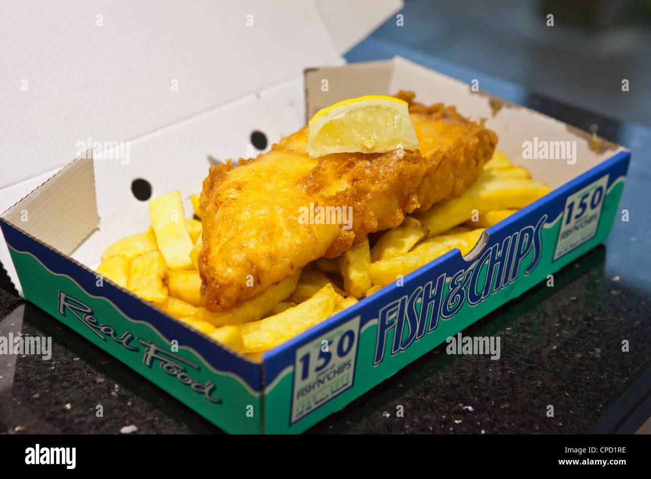 Traditionelle britische Fish And Chips mit Scheibe Zitrone, Gloucestershire, England, Vereinigtes Königreich, Europa Stockfoto
