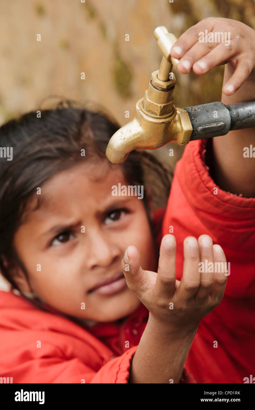 Junge Mädchen, die überprüft, ob die kommunalen Dorf Wasserhahn Wasser, hat als Testorakel trocken täglich, Pokhara, Nepal, Asien Stockfoto