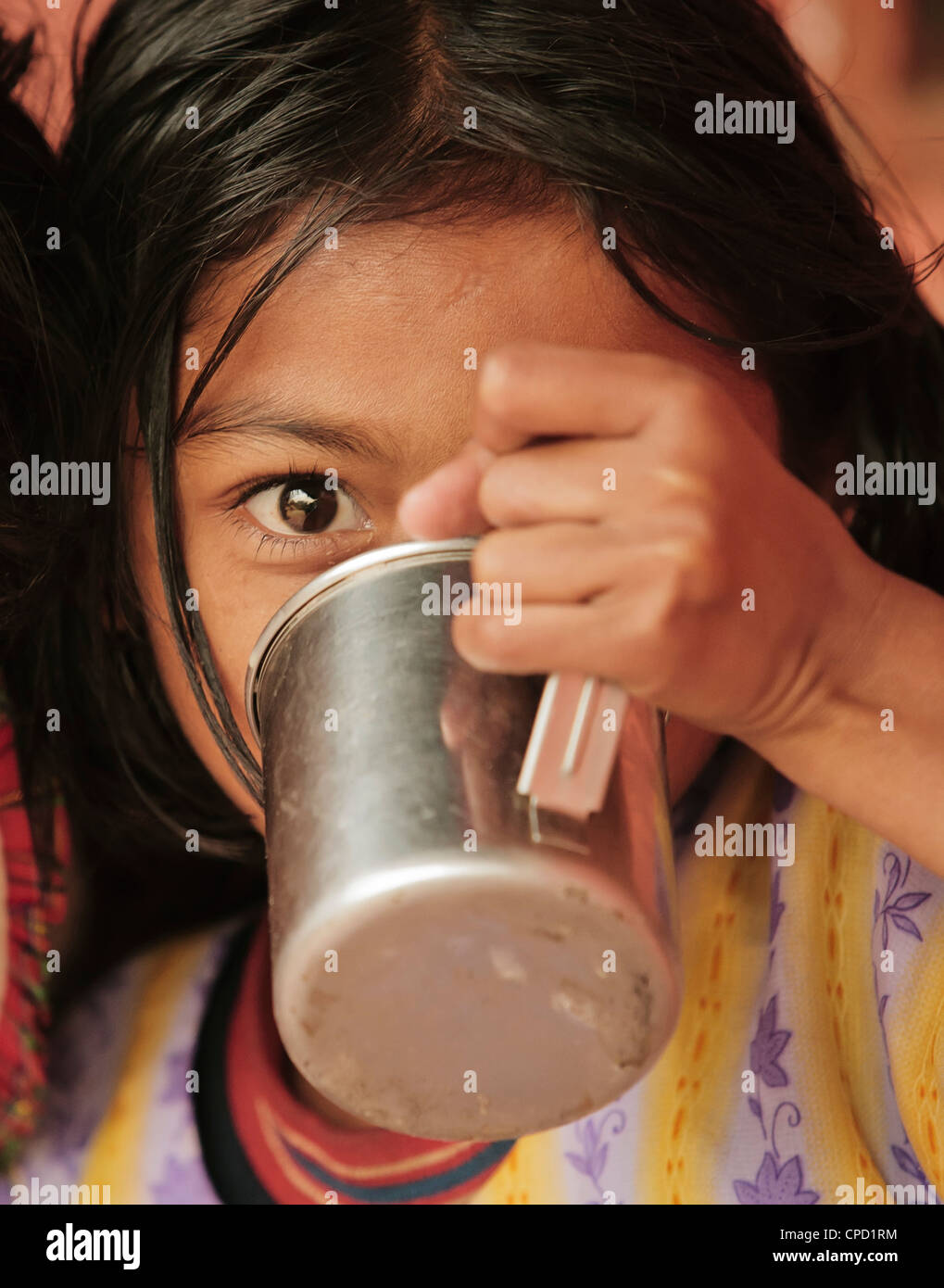 Junges Mädchen trinken aus Metallpfanne, Pokhara, Nepal, Asien Stockfoto