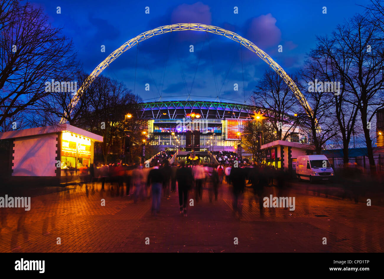 Wembley-Stadion mit England Fans Eingabe des Veranstaltungsorts für internationale Spiel, London, England, Vereinigtes Königreich, Europa Stockfoto