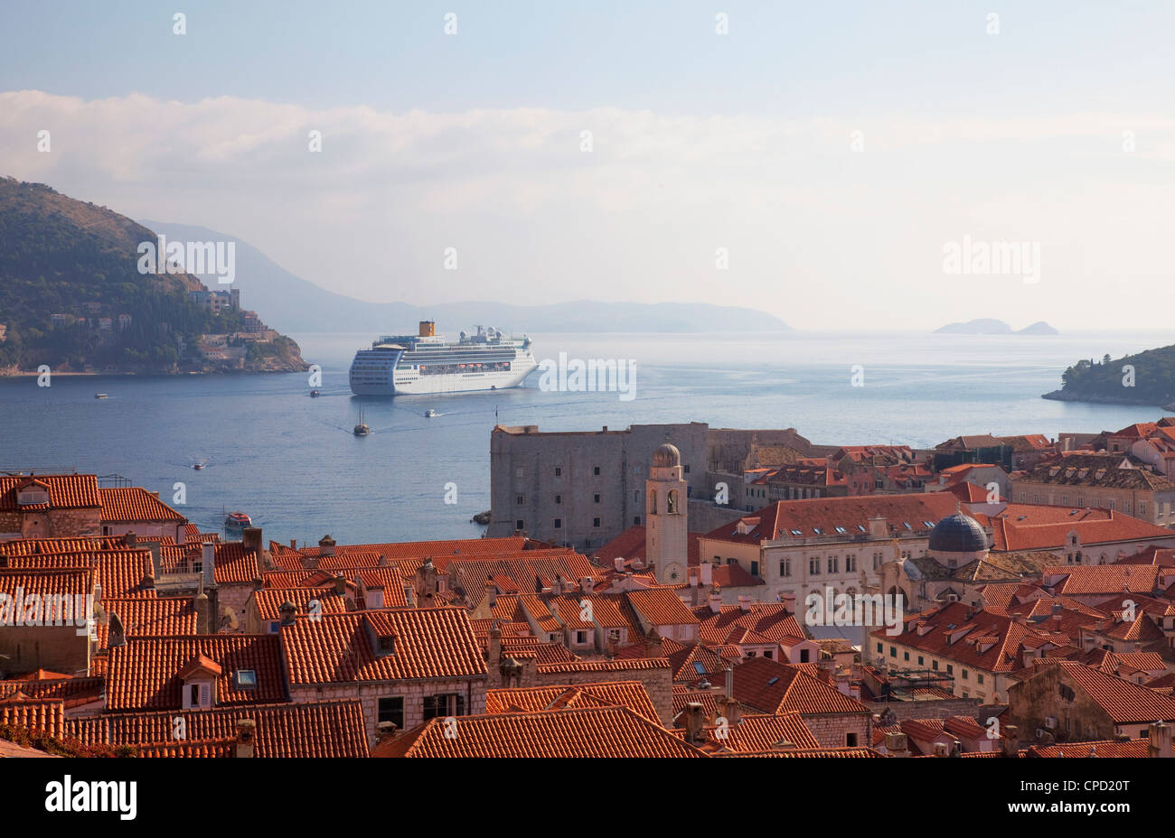 Dächer, Kreuzfahrt Schiff und die Insel Lokrum von Dubrovnik Altstadt Wände, Dubrovnik, Kroatien, Europa Stockfoto