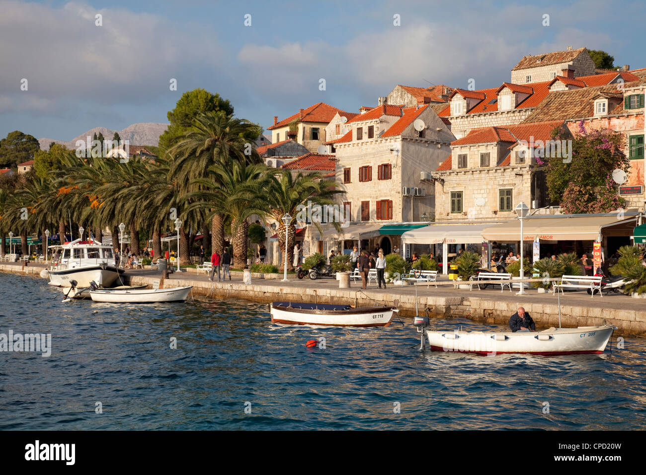 Traditionelle Fischerboote und Waterfront, Cavtat, Dalmatien, Kroatien, Europa Stockfoto