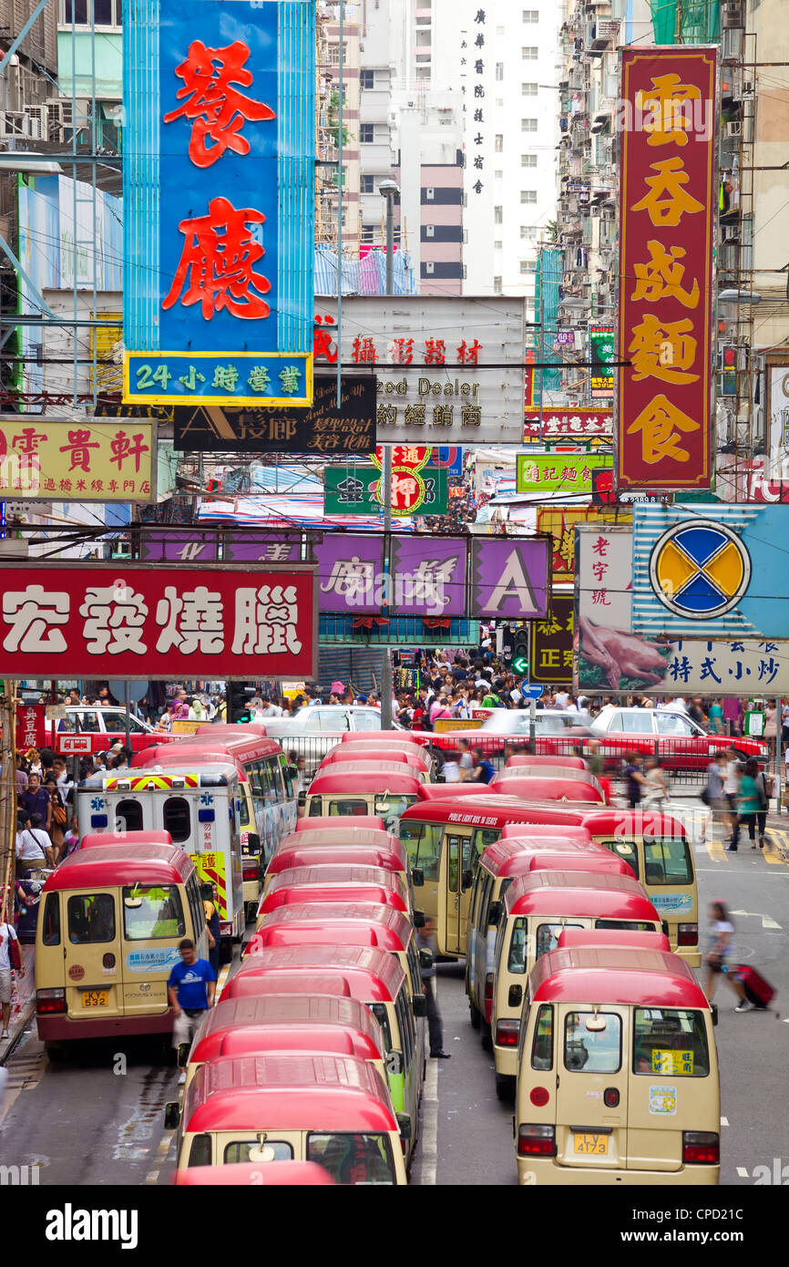 Straßenbild und Mini-bus Station, Mong Kok, Kowloon, Hong Kong, China, Asien Stockfoto