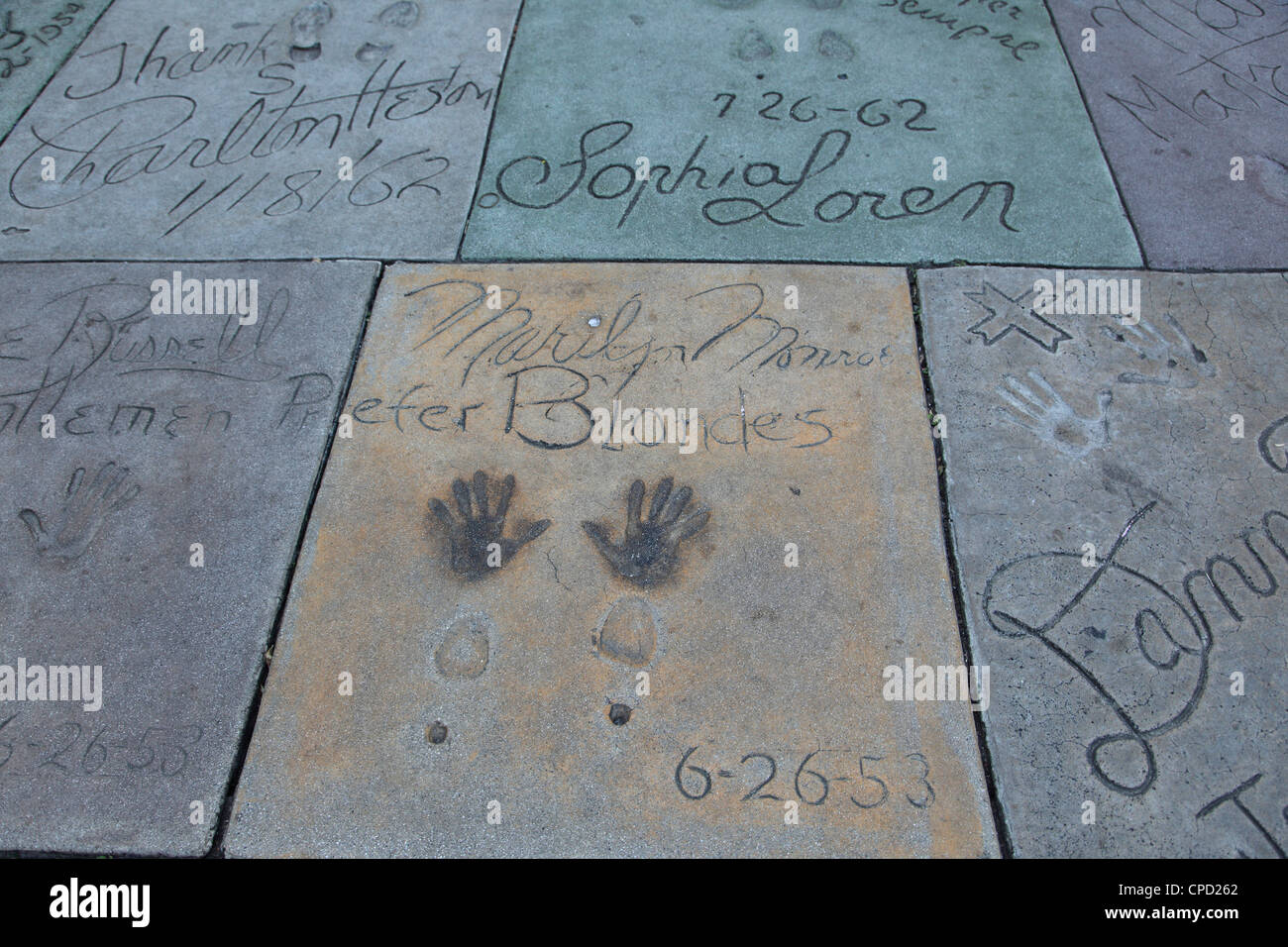 Hand- und Fußabdrücke, Manns (Graumans) Chinese Movie Theatre, Hollywood Boulevard, Los Angeles, Kalifornien, USA Stockfoto