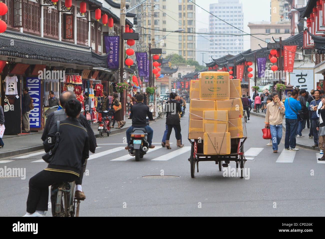 Fußgänger und Verkehr auf Shanghai Old Street, einem restaurierten traditionellen Viertel, Nanshi, Shanghai, China, Asien Stockfoto