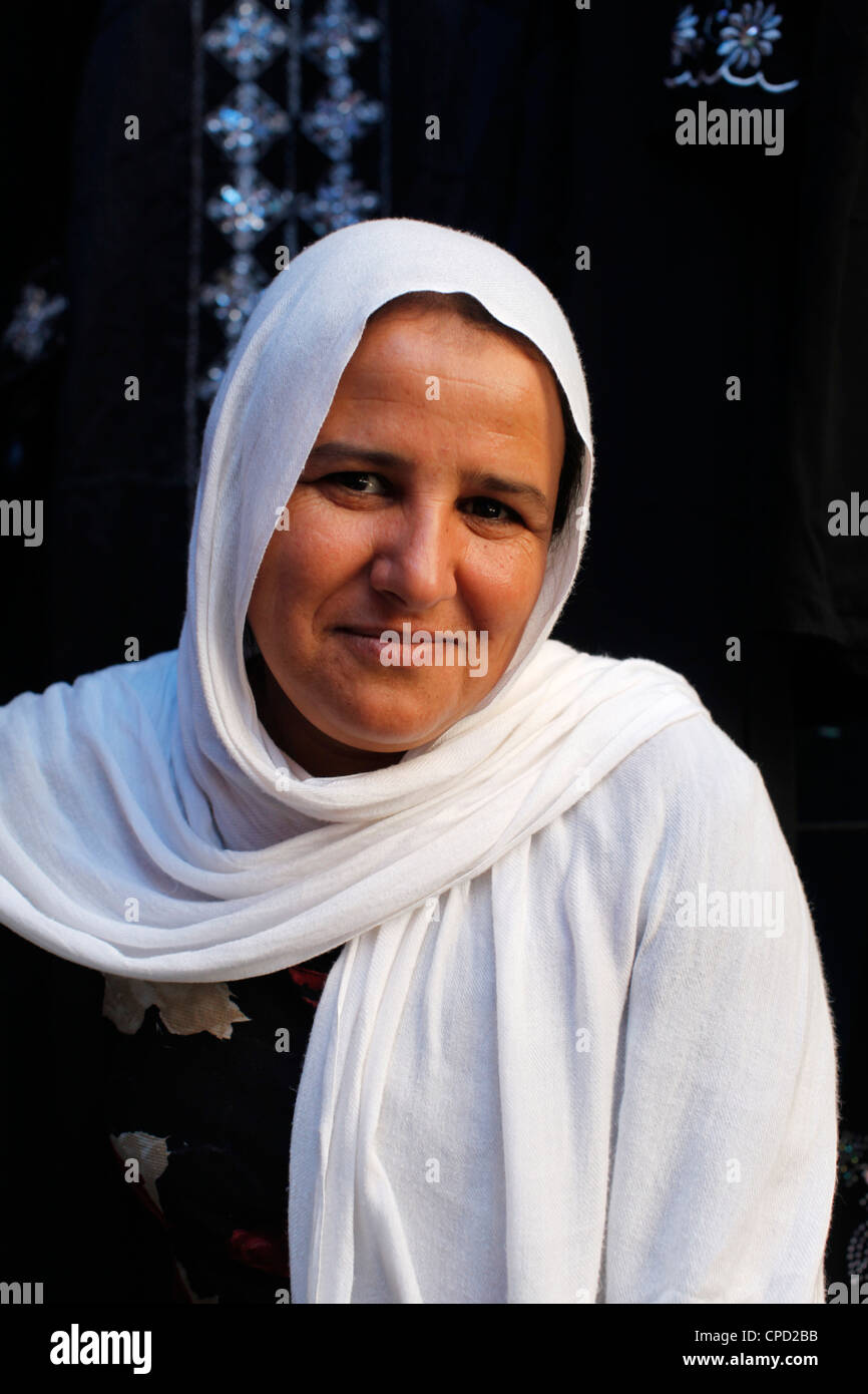 Tunesische Frau, Ben Guerdane, Tunesien, Nordafrika, Afrika Stockfoto