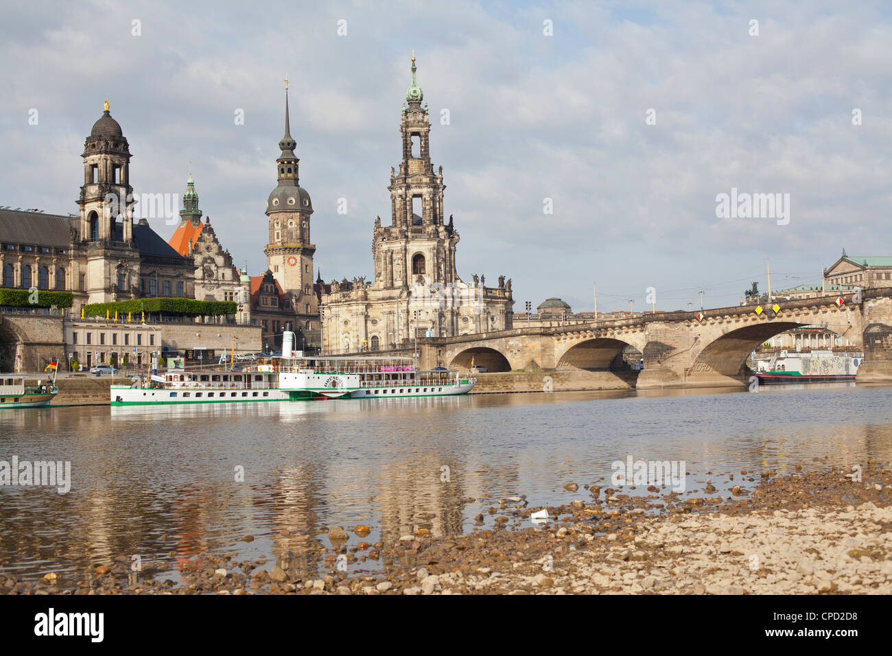 Kreuzfahrtschiffe auf den Fluss Elbe, Dresden, Sachsen, Deutschland, Europa Stockfoto