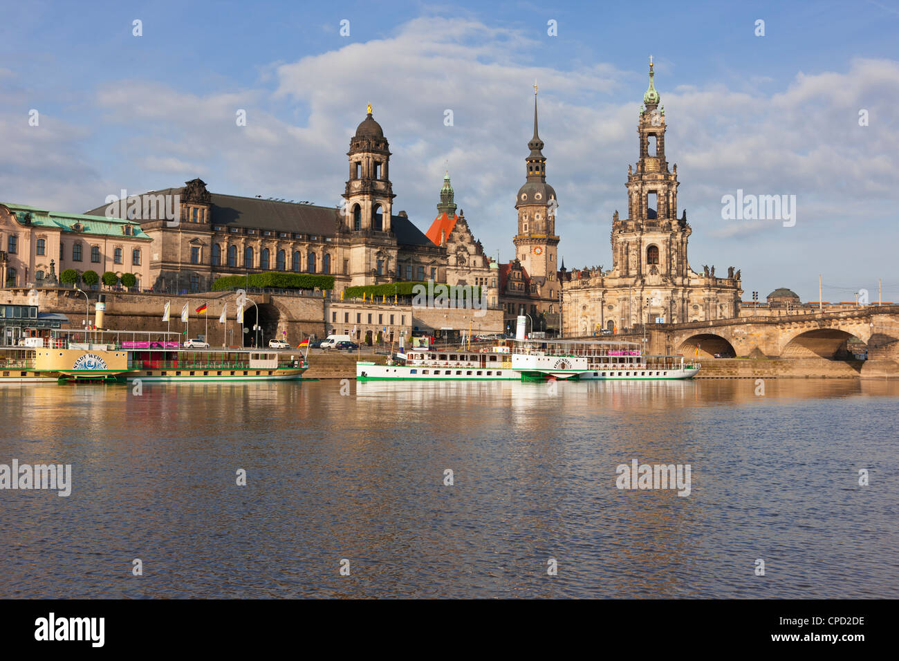 Kreuzfahrtschiffe auf den Fluss Elbe, Dresden, Sachsen, Deutschland, Europa Stockfoto
