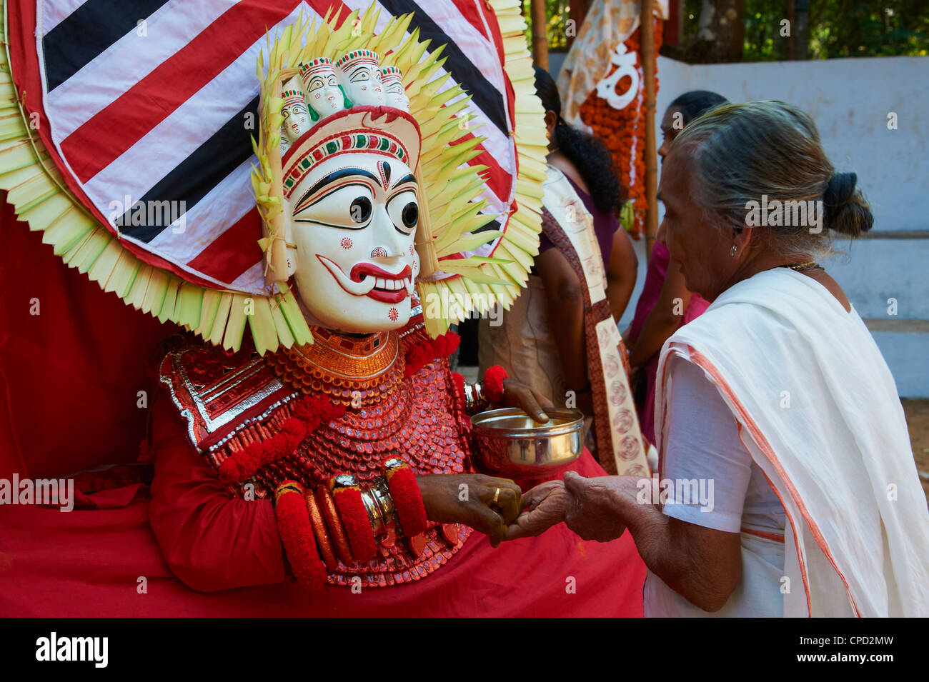 Darstellung des Hindu-Gottes Teyyam Zeremonie, in der Nähe von Kannur, Kerala, Indien, Asien Stockfoto