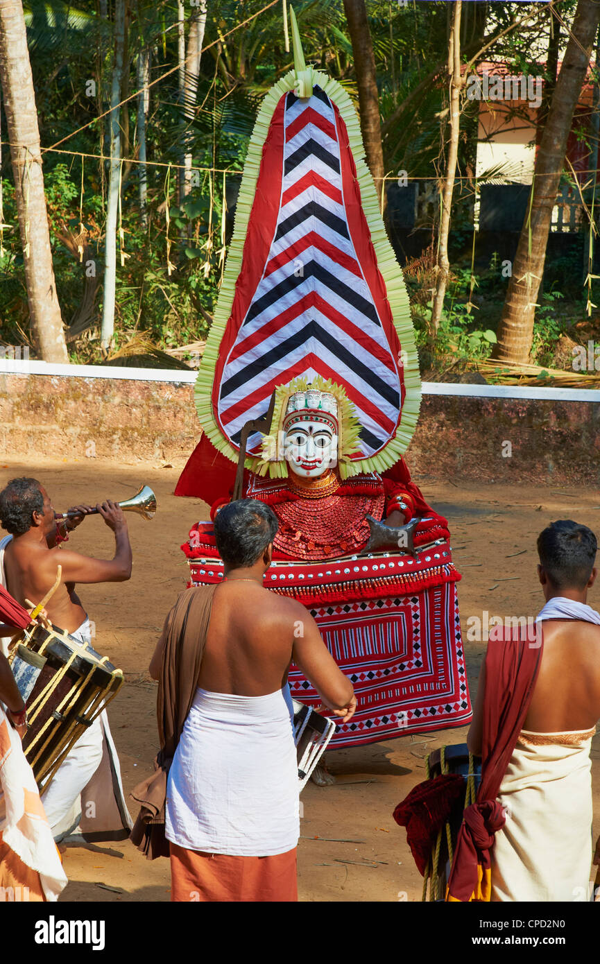 Darstellung des Hindu-Gottes Teyyam Zeremonie, in der Nähe von Kannur, Kerala, Indien, Asien Stockfoto