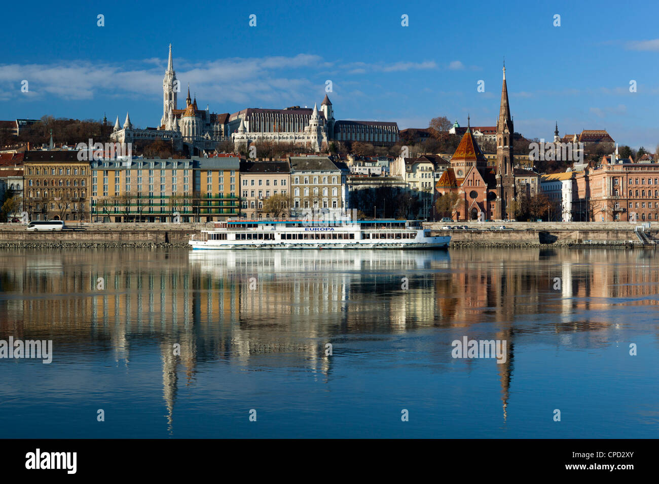 Blick auf Donau, Matthiaskirche (Matyas Templom) und Fischerbastei, Zentral-Ungarn, Budapest, Ungarn, Europa Stockfoto