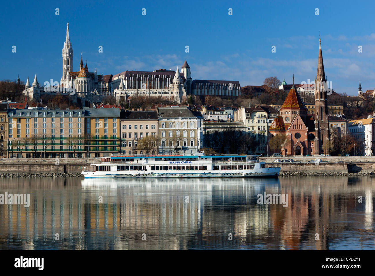 Blick auf Donau, Matthiaskirche (Matyas Templom) und Fischerbastei, Zentral-Ungarn, Budapest, Ungarn, Europa Stockfoto