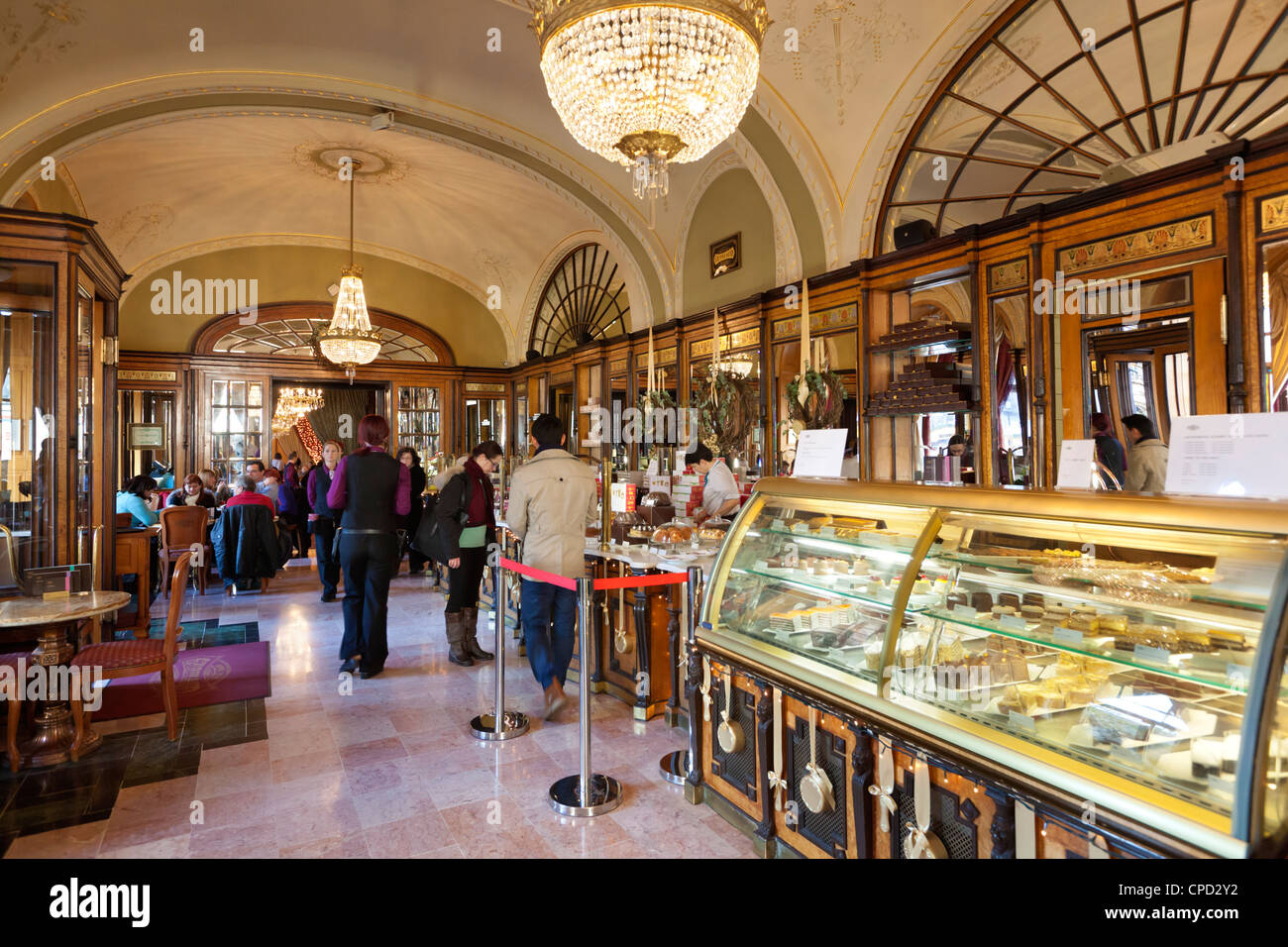 Innere des modischen Cafe Gerbeaud, Vörösmarty Ter, Budapest, Zentral-Ungarn, Ungarn, Europa Stockfoto