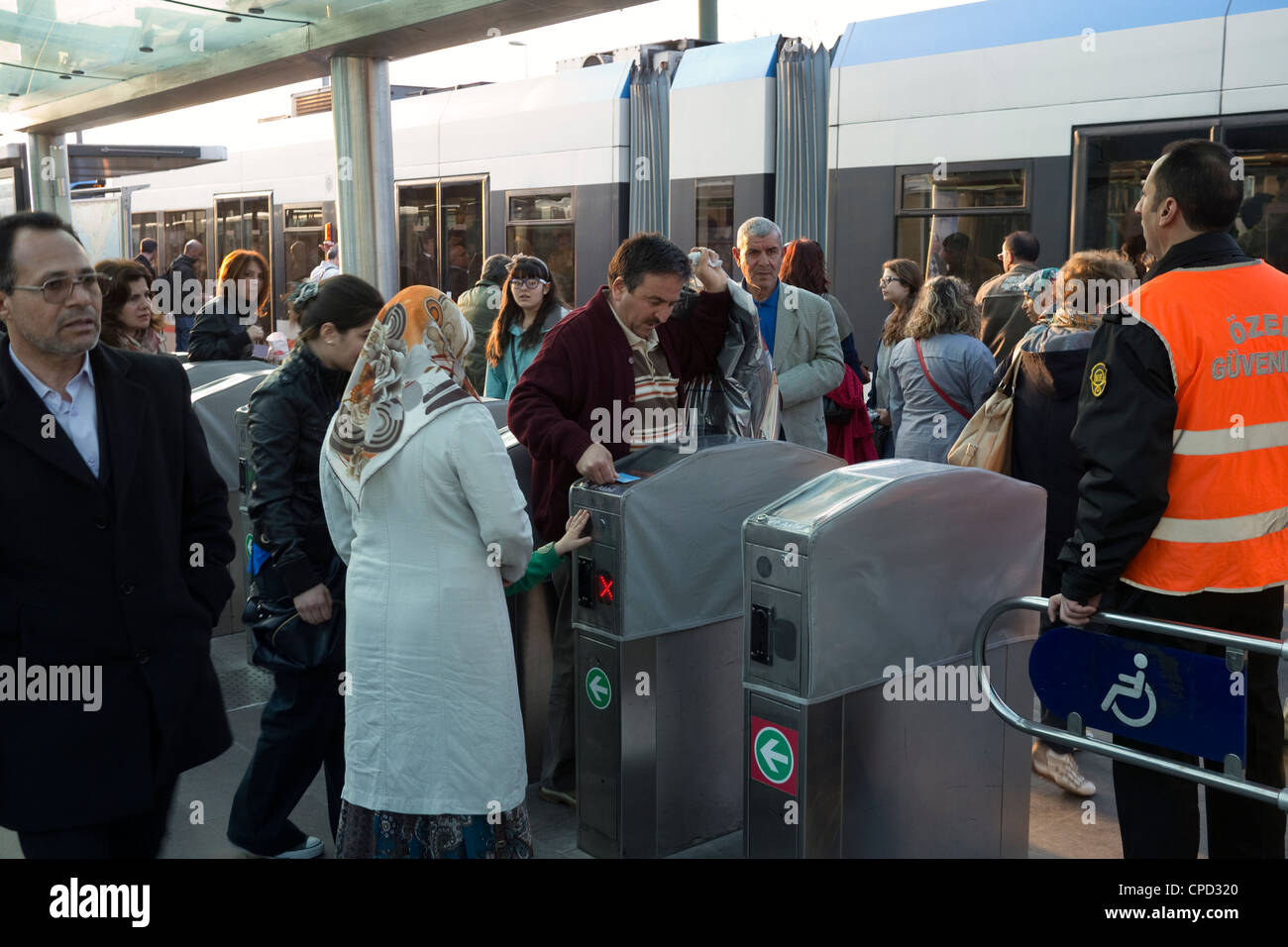 Ticket-Eingangstor an Straßenbahnhaltestelle, Istanbul, Türkei Stockfoto