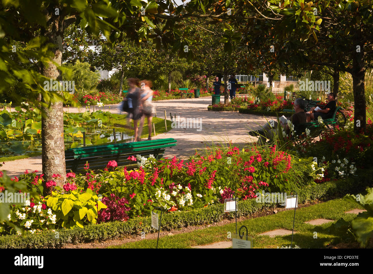 Menschen zu Fuß durch den Jardins Botanique (botanische Gärten), Tours, Indre et Loire, Centre, Frankreich, Europa Stockfoto