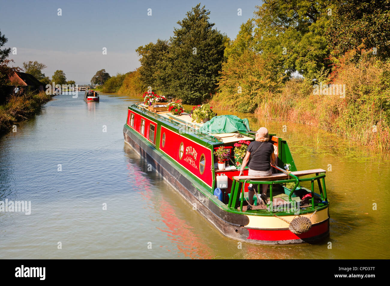 Kanal Boote im Leerlauf ihren Weg nach unten der Kennet und Avon Kanal, Wiltshire, England, Vereinigtes Königreich, Europa Stockfoto