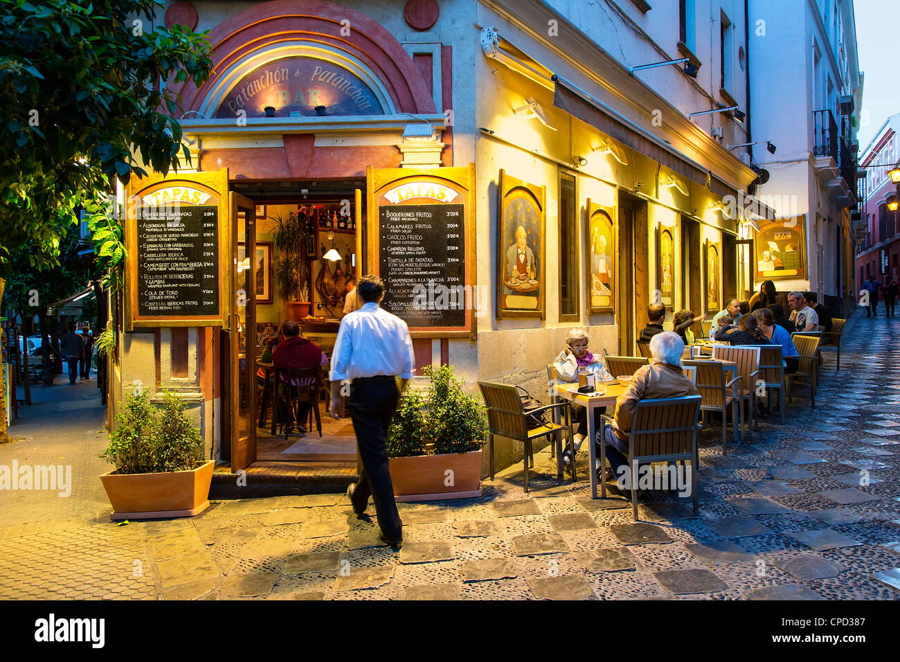 Sevilla, Kunden im Restaurant und Tapas-Bar im Viertel Santa Cruz Stockfoto