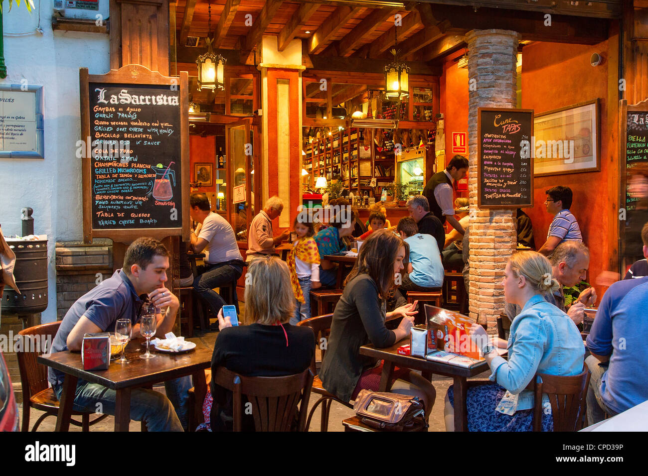 Sevilla, Kunden im Restaurant und Tapas-Bar im Viertel Santa Cruz Stockfoto