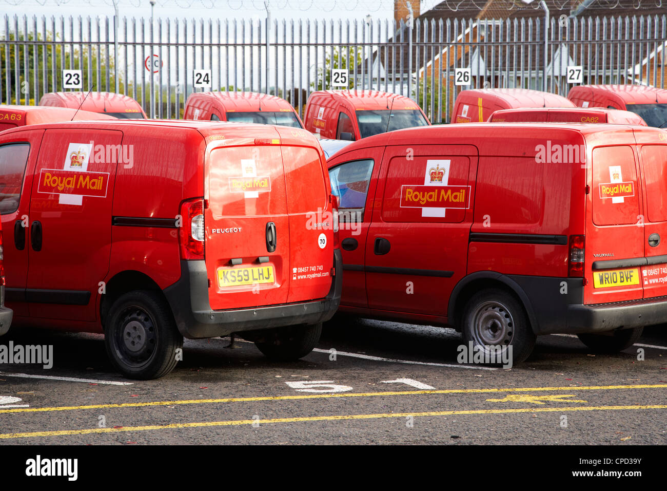 Reihe von royal Mail vans in einem Post-Center in Großbritannien Stockfoto