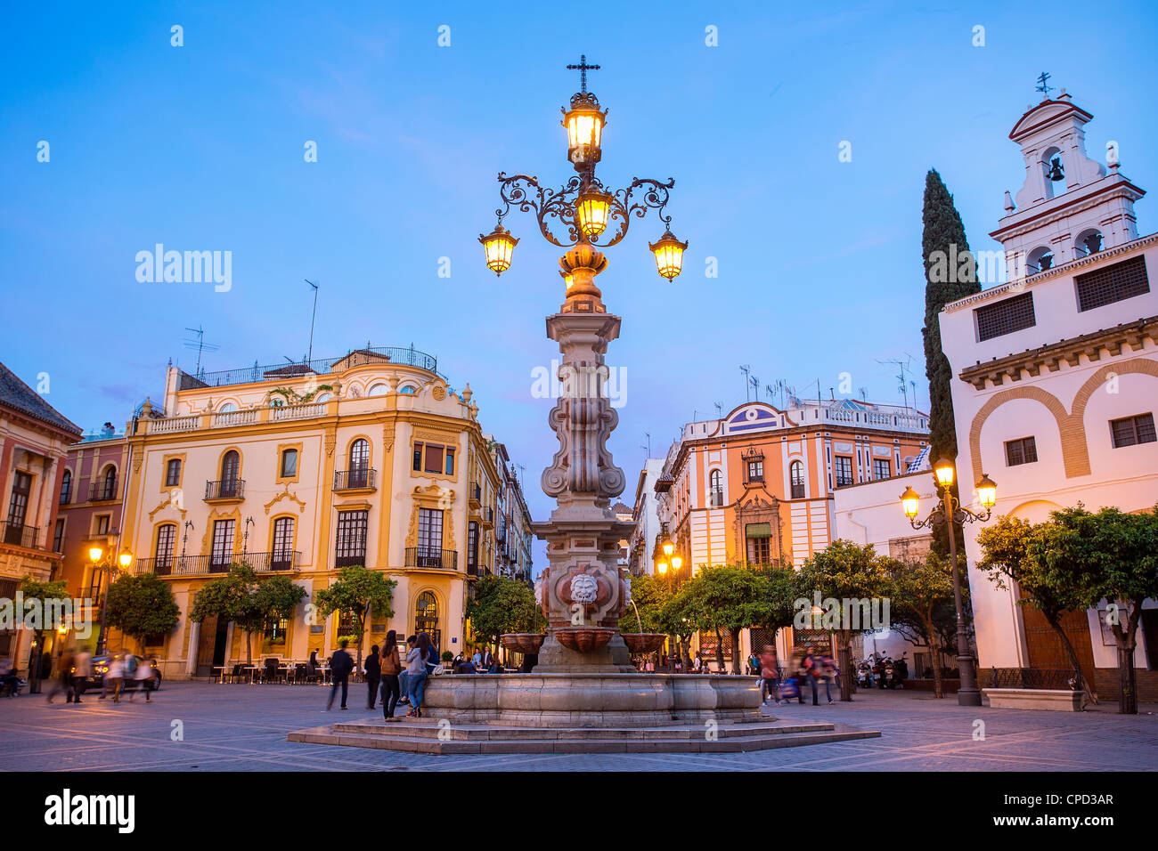 Europa, Spanien Andalusien, Sevilla, Plaza Virgen de Los Reyes in der Abenddämmerung Stockfoto