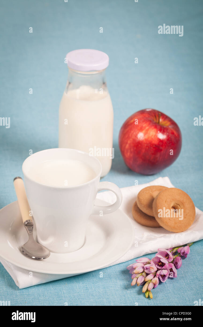 Gesunde Ernährung mit frischer Milch und einen roten Apfel Stockfoto