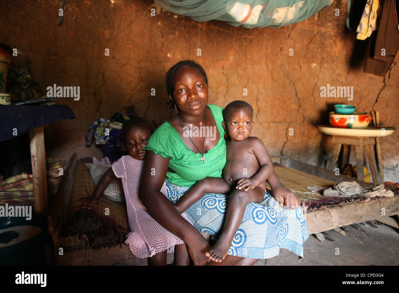 Frau und Kinder in einer afrikanischen Hütte, Tori, Benin, Westafrika, Afrika Stockfoto