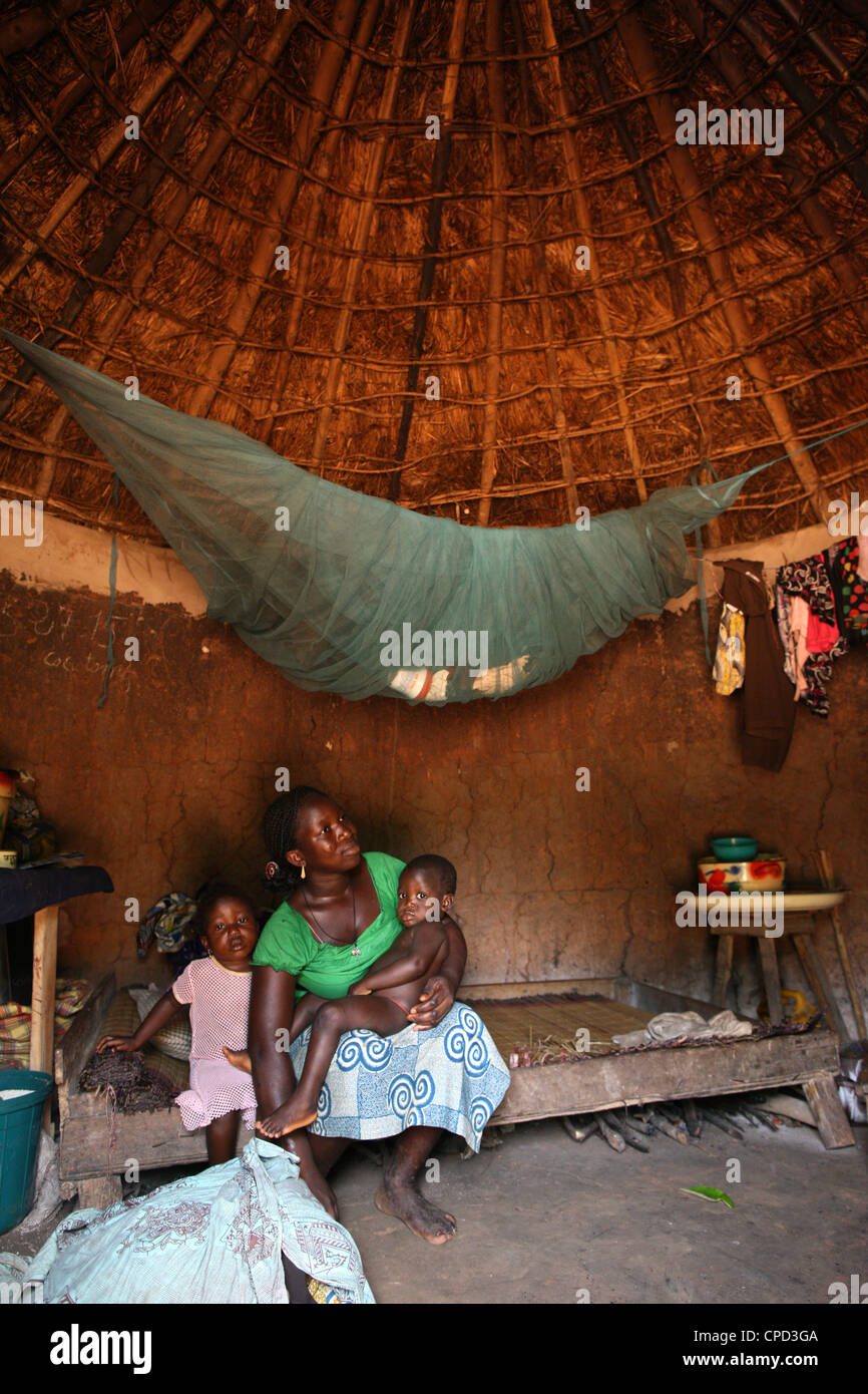 Frau und Kinder in einer afrikanischen Hütte, Tori, Benin, Westafrika, Afrika Stockfoto