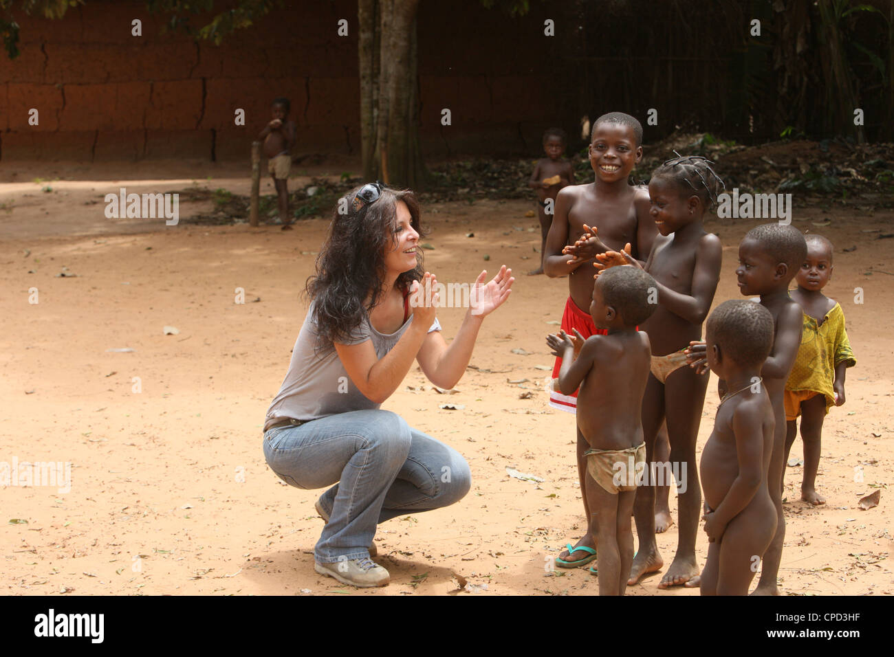 Französin spielenden Wih afrikanische Kinder, Tori, Benin, Westafrika, Afrika Stockfoto